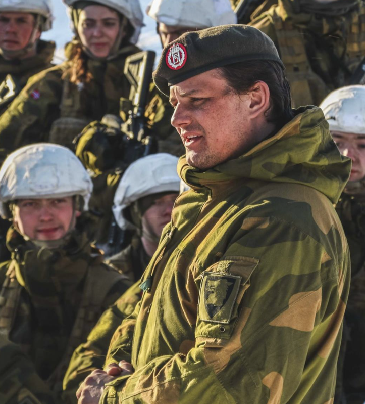 Peter Meyer instruerer soldater under øvelse i Forsvaret